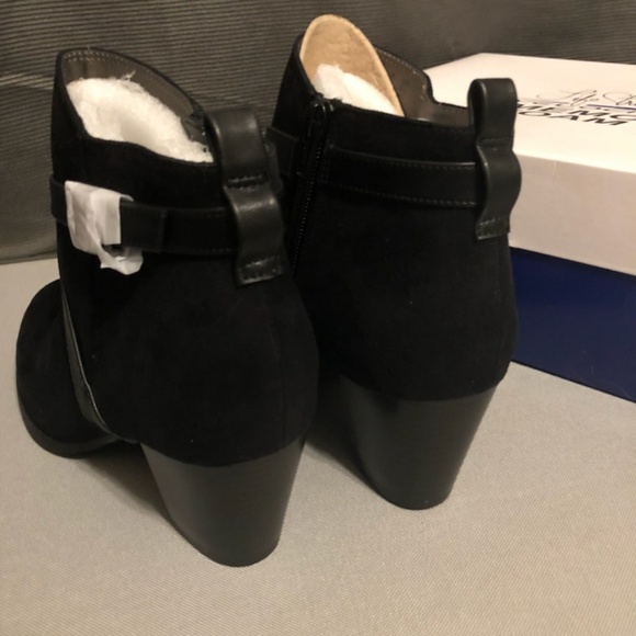 FLASH SALE!!! Black Zip Up Suede Heeled Bootie NIB SZ 9.5m - Picture 3 of 6